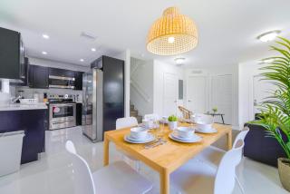 Modern Two-Story House Near Wynwood - Free Parking - 7