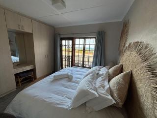 The Palms Apartment on the beachfront, wifi, TV - 3