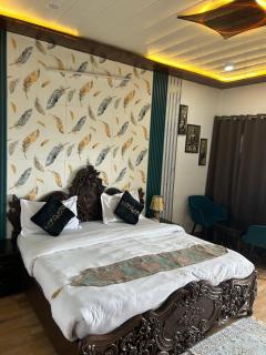 SMOKEY CASTLE HOTEL and RESTAURENT - 1