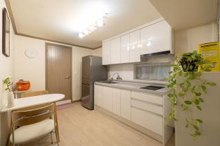 Seoul Station,3R6B, 12-person family, group, Myeongdong, Itaewon, cinema, free parking - 9