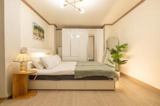 Seoul Station,3R6B, 12-person family, group, Myeongdong, Itaewon, cinema, free parking - 2