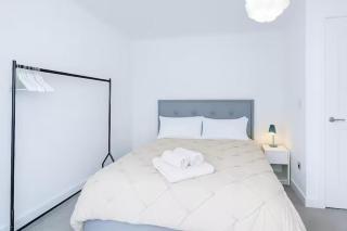 Spacious Central Home in MCR - Free Parking, PS5 & SuperFast WiFi - 2