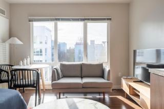 Blueground West Bellevue balcony nr Lake Washington SEA-837 - 9