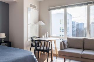 Blueground West Bellevue balcony nr Lake Washington SEA-837 - 4