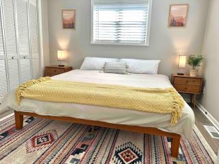 Stylish Family & Group Retreat Near UofA and Trails - 9