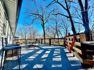 Stylish Family & Group Retreat Near UofA and Trails - 7