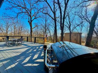 Stylish Family & Group Retreat Near UofA and Trails - 6