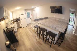 Stylish Family & Group Retreat Near UofA and Trails - 4