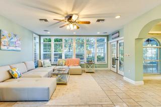 1 Block to Sims Park Spacious Getaway with Balcony - 8