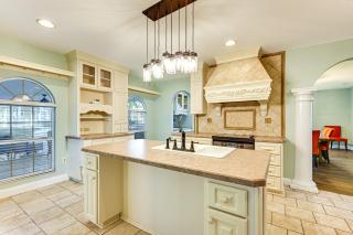 1 Block to Sims Park Spacious Getaway with Balcony - 7