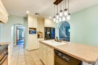 1 Block to Sims Park Spacious Getaway with Balcony - 5