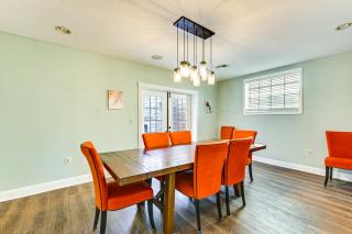 1 Block to Sims Park Spacious Getaway with Balcony - 2