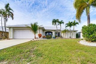 Poolside Lounge & Game Area: Cape Coral Retreat - 8