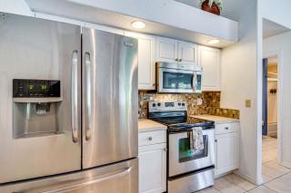 Poolside Lounge & Game Area: Cape Coral Retreat - 2
