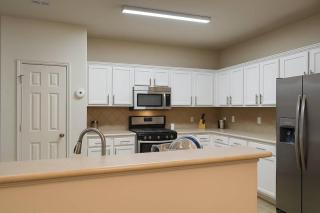 Huge family house with Private Backyard, convenient location - 5