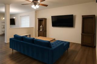 Huge family house with Private Backyard, convenient location - 0