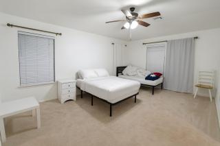 Huge family house with Private Backyard, convenient location - 4