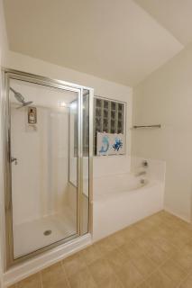 Huge family house with Private Backyard, convenient location - 3