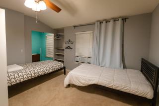 Huge family house with Private Backyard, convenient location - 1