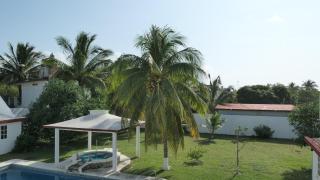 Casa, alberca privada y jardín - 2