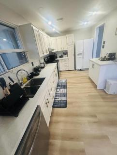 Renovated 4-Bedroom Upper-Unit Detached House 5 Beds Near Toronto Pearson Airport - 1