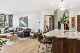 Highlands Lodge 205 by East West Hospitality - 1