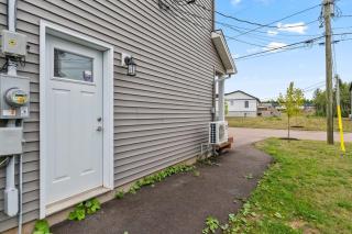 New Modern Private Suite Near Champlain Mall - 9