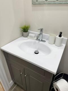 New Modern Private Suite Near Champlain Mall - 8