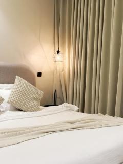 شقة انيقة بصالة وغرفة نوم - 1