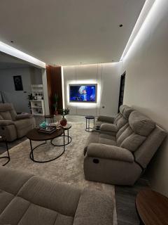 Modern 1BR Cozy Living Room Kitchen Prime spot - 0