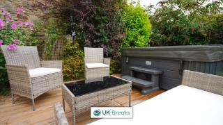 Historic Bulls Head Magical Pet Friendly Christmas Stay with Hot Tub - 4