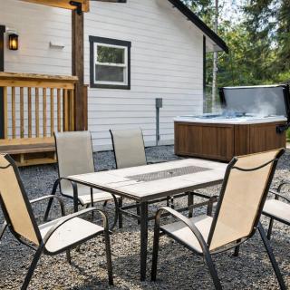 Minutes to Rainier- Main Floor Bedroom & Hot Tub - 8