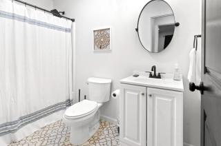 Minutes to Rainier- Main Floor Bedroom & Hot Tub - 4