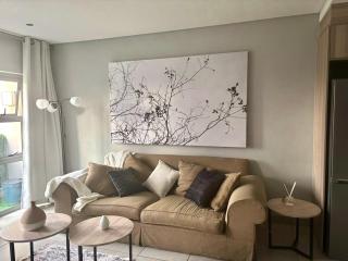 Executive Lombardy Apartment - 9