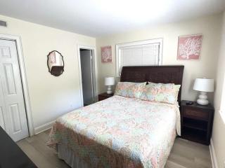 Fiddler's Cove 11E - Updated Folly Field Villa - 1