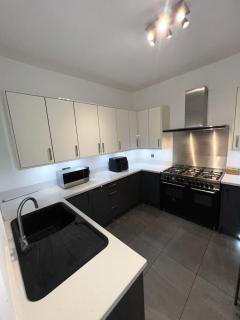 Modern Spacious 4 Bedroom Home in Greater Ldn With Garden and Parking - 1