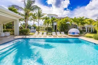 Villa Desiree - Luxury Golf-Course Villa with Pool, BBQ, Playground & Maid - 2