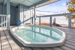 Outdoor Hot Tub, Ski right to & from your door, Private Shuttle - 6
