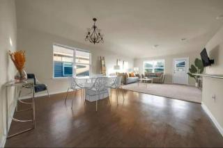 Cozy Modern Right Next to TSLA - 5