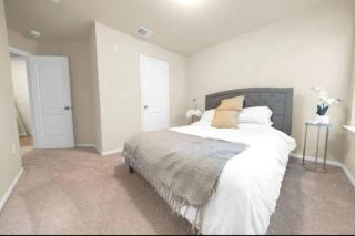 Cozy Modern Right Next to TSLA - 2