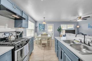 TWO Cozy Homes Prime Austin Sleeps 12 - 8