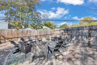 TWO Cozy Homes Prime Austin Sleeps 12 - 7