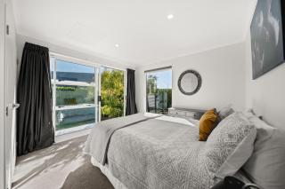 Burgundy Escape -Sunny house , Pool Access - 4