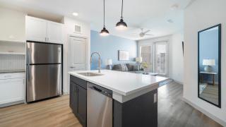 Landing Modern 1BD Gym Pool - 3