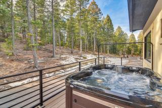 Great for Gatherings! Evergreen Getaway with Hot Tub - Evergreen - 9