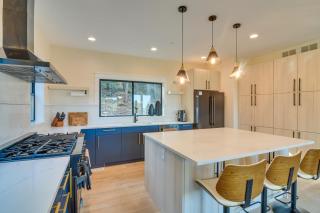 Great for Gatherings! Evergreen Getaway with Hot Tub - Evergreen - 6