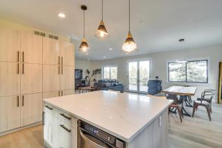 Great for Gatherings! Evergreen Getaway with Hot Tub - Evergreen - 5