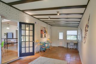 Bright and Modern Texas Getaway - 7 Mi to The Alamo! - 6