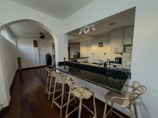 Amplo Apartamento com 3 suítes na Barra - 7min da praia do Porto da Barra - 6