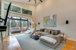 Game Room and Bar Luxe Group Getaway in Atlanta - 2